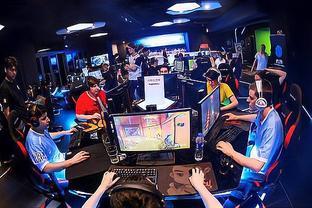 意甲三分制时代，斯帕莱蒂是第二位率队参加过三大德比的主帅